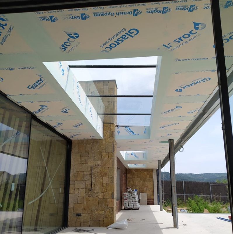 INTERIORES HORVER (Barcelona) - Instalación de fachada de yeso y laminado